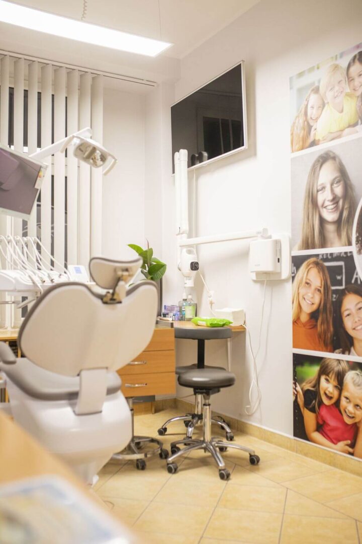 Nowoczesny fotel z monitorem dla komfortu pacjenta w Nowa MED.