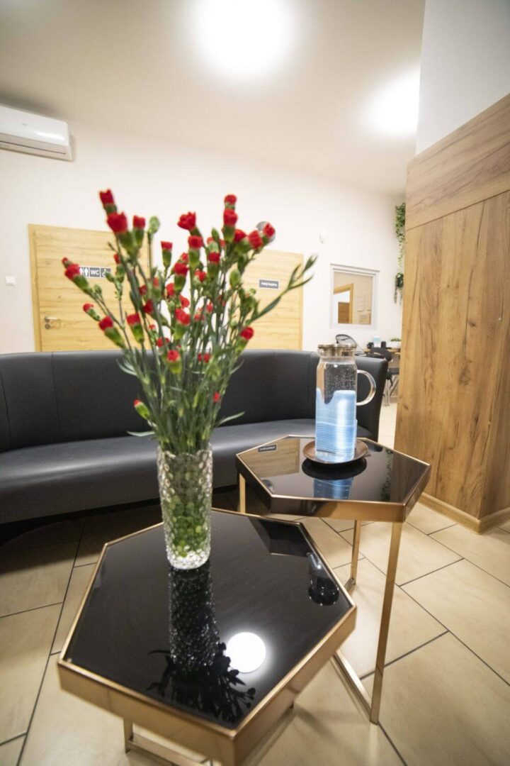 Przytulna poczekalnia Nowa MED we Wróblewie – miejsce relaksu przed wizytą.