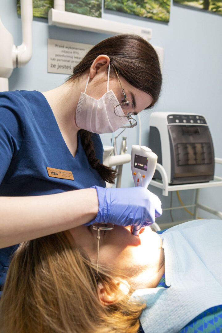 Zespół stomatologów Nowa MED we Wróblewie – 20 lat doświadczenia w leczeniu zębów.