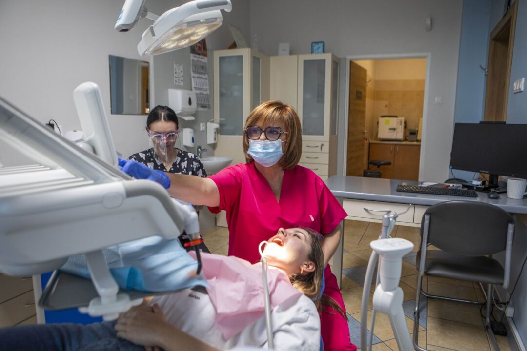 Dentyści Nowa MED we Wróblewie – eksperci od trudnych przypadków i endodoncji.