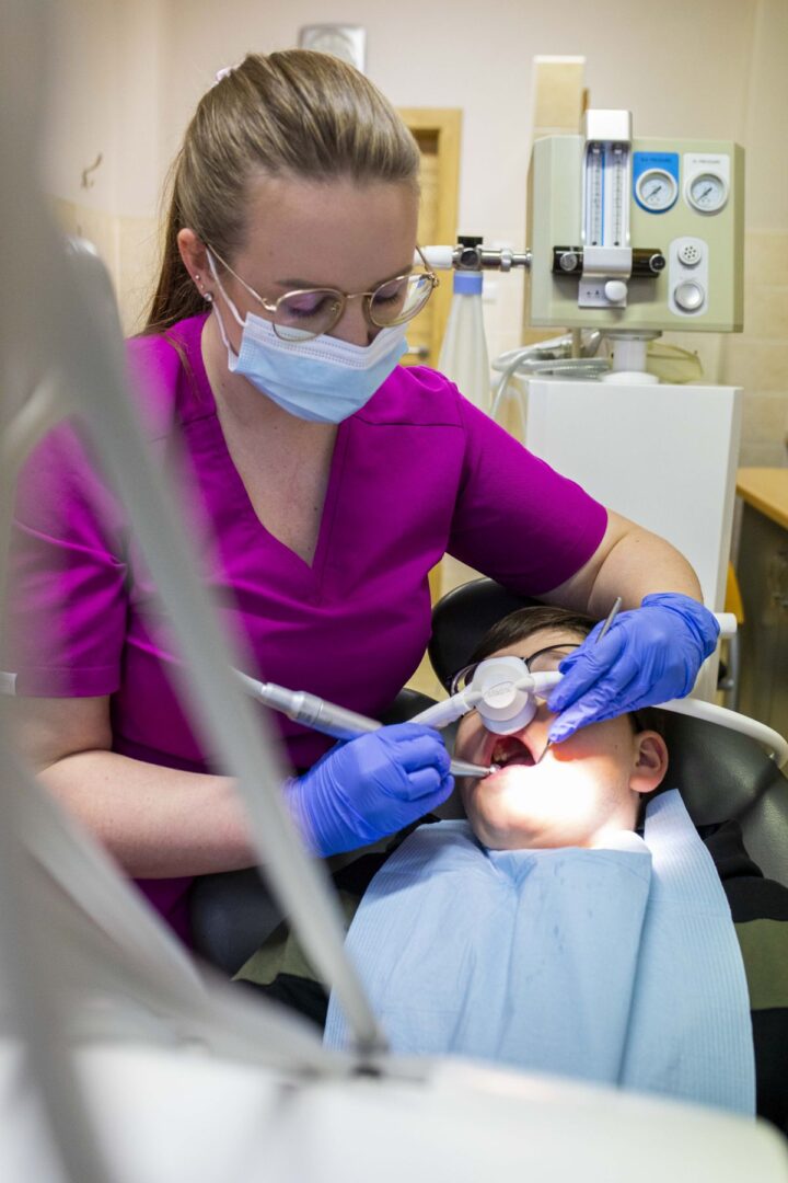 Lekarz stomatolog Nowa MED witający pacjenta w gabinecie – przyjazna atmosfera.