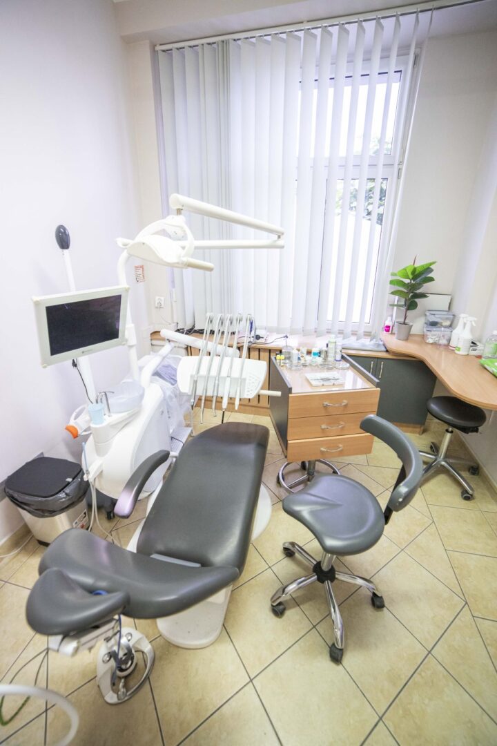 Zdrowe i białe zęby – efekt kompleksowego leczenia w Nowa MED we Wróblewie.