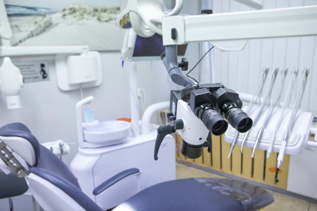 Zbliżenie na nowoczesny unit stomatologiczny i sprzęt medyczny w Nowa MED.