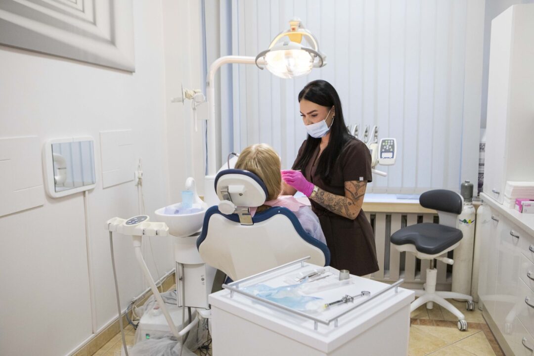 Lekarz stomatolog Nowa MED podczas rozmowy z pacjentem w przyjaznej atmosferze.