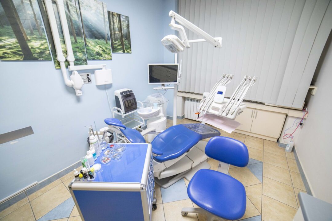 Zabieg wybielania zębów – profesjonalna stomatologia estetyczna we Wróblewie.